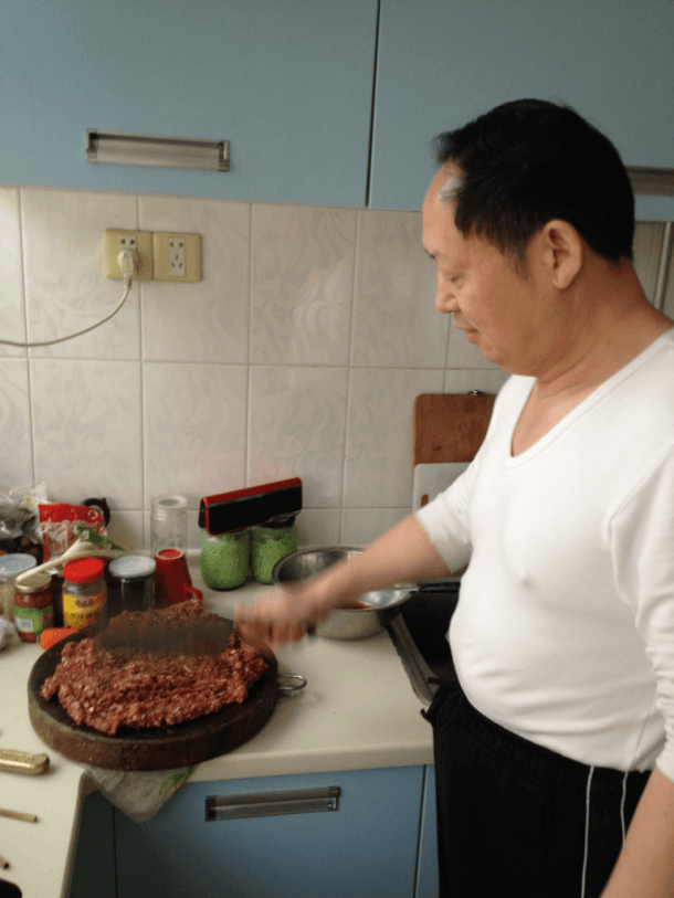 鲁西南老家的传统是吃羊肉馅饺子。老爸在剁馅。 - tumblr_ly6ckkphkJ1qlmzhco1_1280-610x813